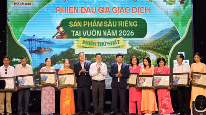 Lãnh đạo tỉnh Đắk Lắk trao Bằng vinh danh “Nông dân trồng sầu riêng giỏi” của UBND xã cho 10 đại diện hộ dân có vườn sầu riêng tham gia buổi đấu giá.