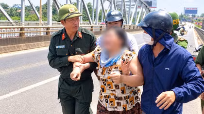 Công an xã kịp thời ngăn chặn người phụ nữ nhảy cầu tự tử