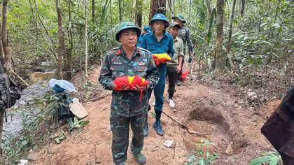 Đi tìm hoa lan, phát hiện 2 mộ liệt sĩ