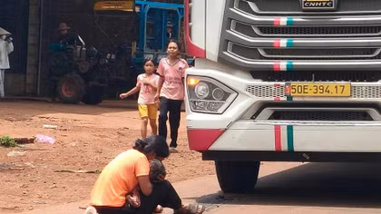 Mẹ bất cẩn để con chạy qua đường, bé trai 3 tuổi bị xe tải cán tử vong 