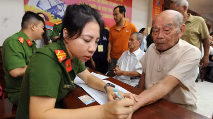 Cán bộ, chiến sĩ hướng dẫn thân nhân liệt sĩ tiến hành lấy mẫu ADN.