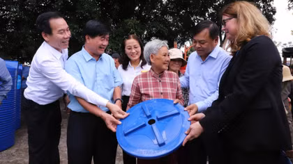 Hỗ trợ nước sinh hoạt cho người dân khó khăn ở Đắk Lắk