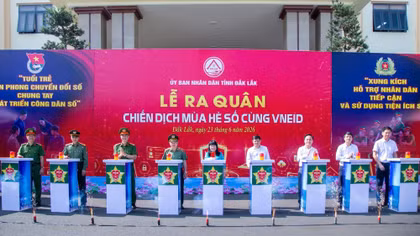 Ra quân hỗ trợ người dân kích hoạt VNeID, thực hiện Đề án 06