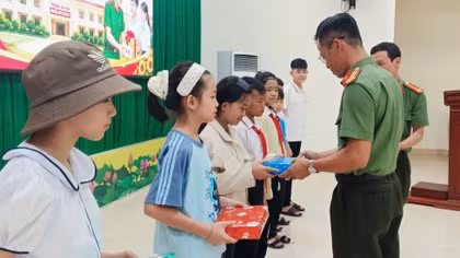 Gặp mặt, tặng quà cho học sinh trúng tuyển vào Trường Văn hoá CAND II