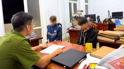 Cơ quan điều tra tiến hành lấy lời khai của hai đối tượng.