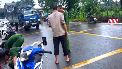 Công an tiến hành phong toả hiện trường nơi phát hiện thi thể nạn nhân để phục vụ công tác điều tra.