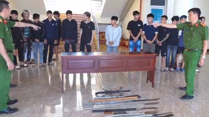 Hai nhóm đối tượng tham gia vụ hỗn chiến được Công an triệu tập lên làm việc.