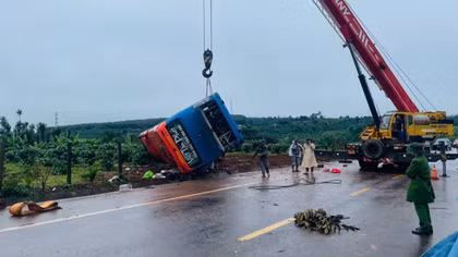 Lực lượng Công an cùng các cơ quan chức năng tiến hành khám nghiệm hiện trường điều tra vụ tai nạn.