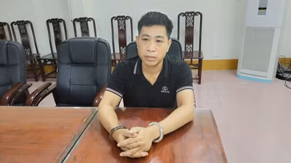 Đối tượng Nông Văn Quyết bị bắt giữ tại Cơ quan điều tra.