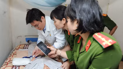 Cán bộ, chiến sĩ Công an Đắk Lắk cùng lực lượng chức năng tiến hành lấy mẫu ADN cho cụ Ngô Hoàng Vân.