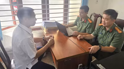 Cơ quan An ninh điều tra tiến hành lấy lời khai đối với bị can Huỳnh Anh Tuấn, Phó giám đốc Trung tâm (Ảnh Công an cung cấp).