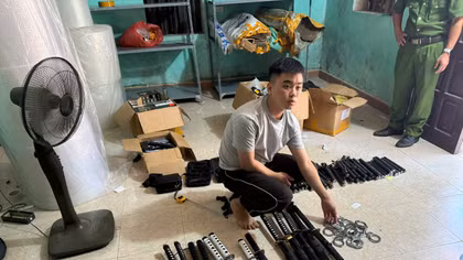 Bắt đối tượng mua gần 1 tấn dao, kiếm, bình xịt hơi cay qua mạng