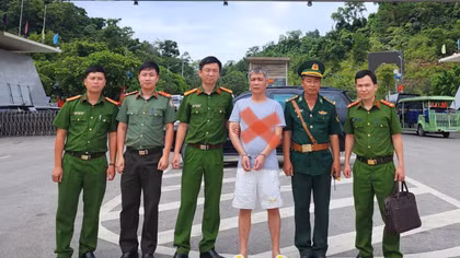 Bắc Ninh: Bàn giao đối tượng người nước ngoài phạm tội nguy hiểm bị truy nã