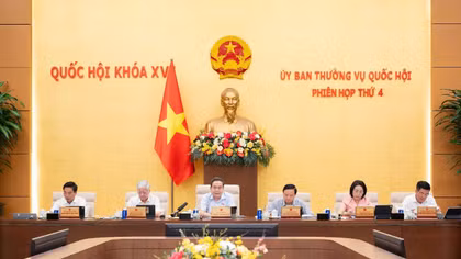 Các đồng chí lãnh đạo Quốc hội tại phiên họp.