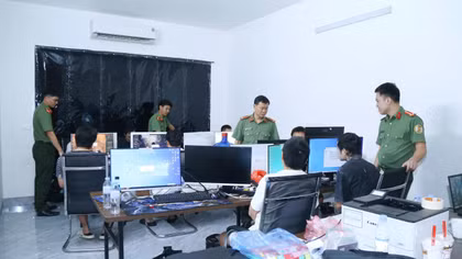 Bắt giữ 11 đối tượng người Trung Quốc lừa đảo công dân Pháp qua mạng
