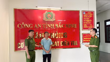Lừa đảo nhờ ảnh chụp cùng cán bộ văn phòng đất đai