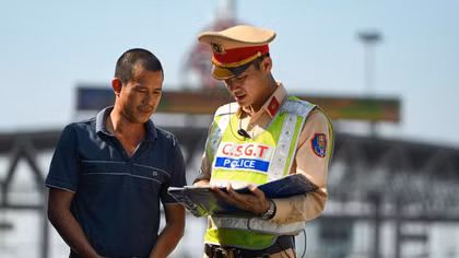 Cán bộ CSGT kiểm tra giấy tờ phương tiện.