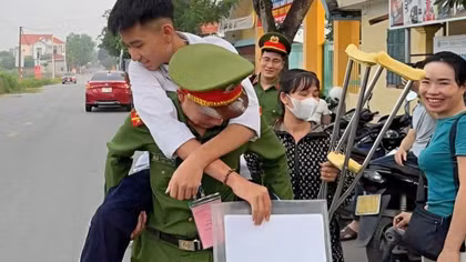 Hình ảnh xúc động của Công an Bắc Ninh hỗ trợ thí sinh thi tốt nghiệp