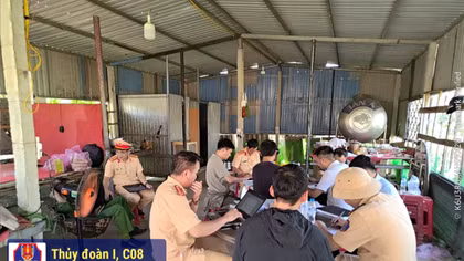 "Đột kích" bãi tập kết cát lớn trên sông Trà Khúc, phát hiện nhiều sai phạm