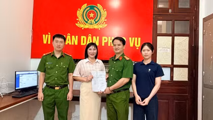 Công an phường kịp thời xác minh, trao trả 1,62 tỷ cho người chuyển nhầm