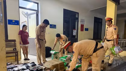 CSGT Tuyên Quang phát hiện, thu giữ hơn 400 kg xúc xích, lạp xưởng nhập lậu 