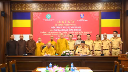 Ký kế hoạch phối hợp tuyên truyền an toàn giao thông cho các tăng, ni, phật tử