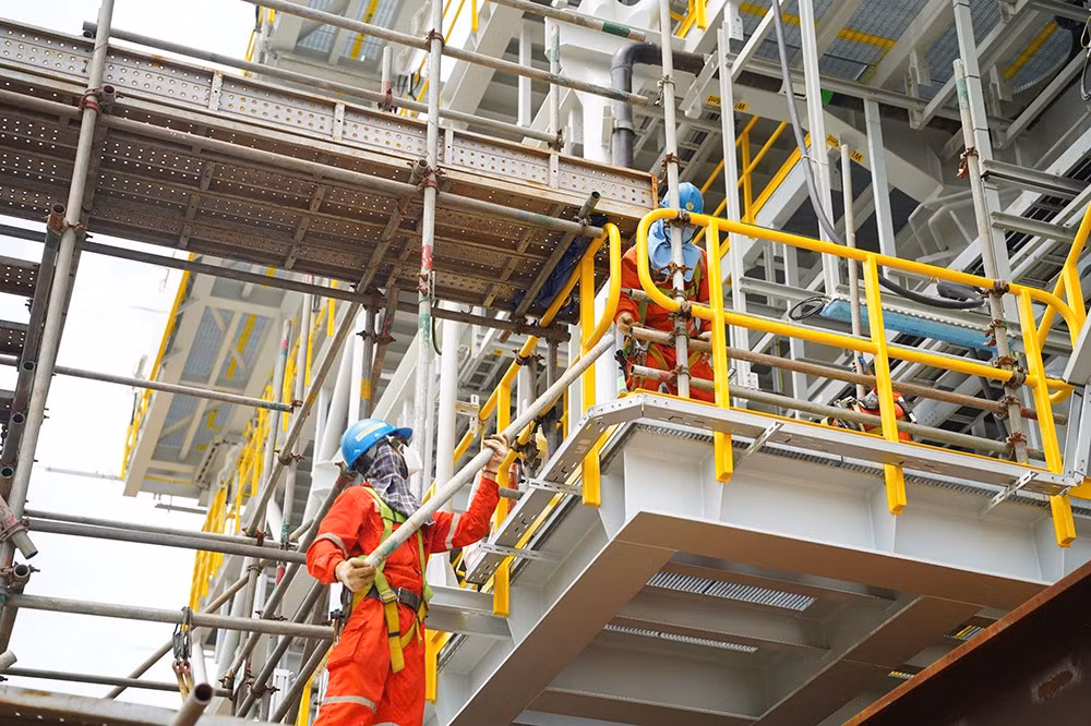 Người lao động thi công dự án trên bãi chế tạo PTSC M&amp;C.