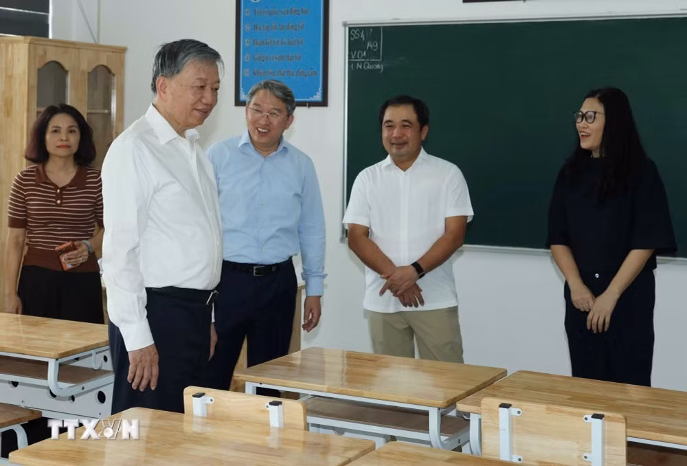 Tổng Bí thư, Chủ tịch nước Tô Lâm kiểm tra cơ sở vật chất chuẩn bị cho năm học mới tại Trường THPT Hoàng Quán Chi, phường Yên Hòa. Ảnh: Thống Nhất/TTXVN