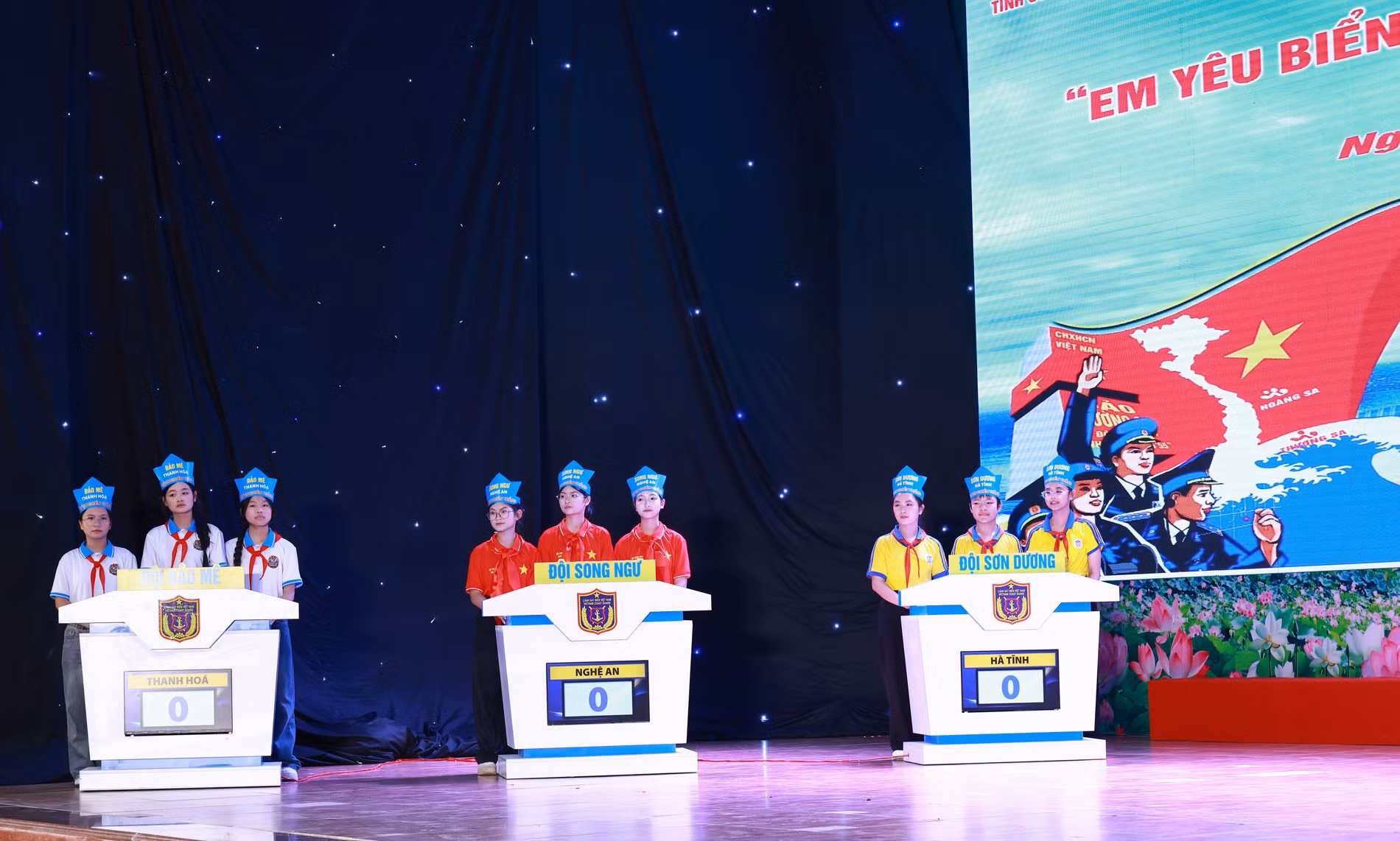 Ba đội tham gia cuộc thi.