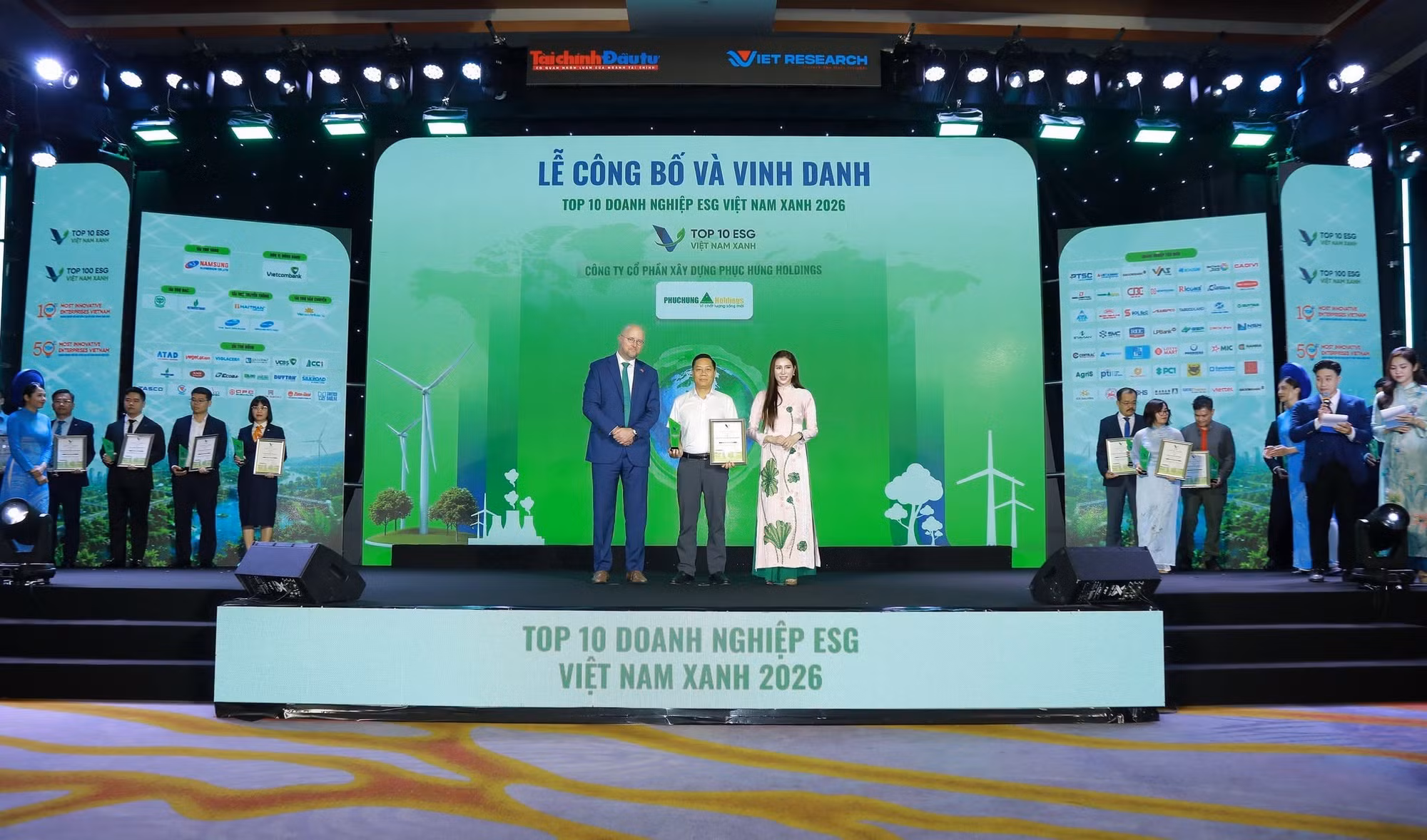 Phó Tổng giám đốc Phục Hưng Holdings Lã Đức Thọ nhận chứng nhận giải thưởng Top 10 doanh nghiệp ESG Việt Nam Xanh 2026 trong các ngành - ESG 10.