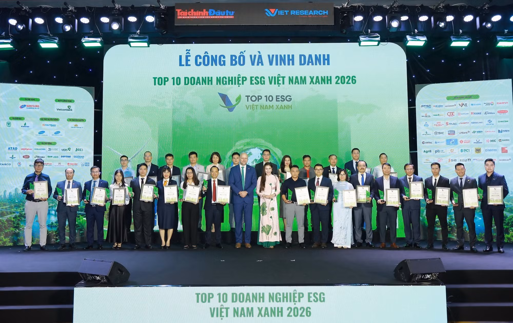 Phó Tổng giám đốc Phục Hưng Holdings Lã Đức Thọ cùng đại diện các doanh nghiệp tại lễ vinh danh.
