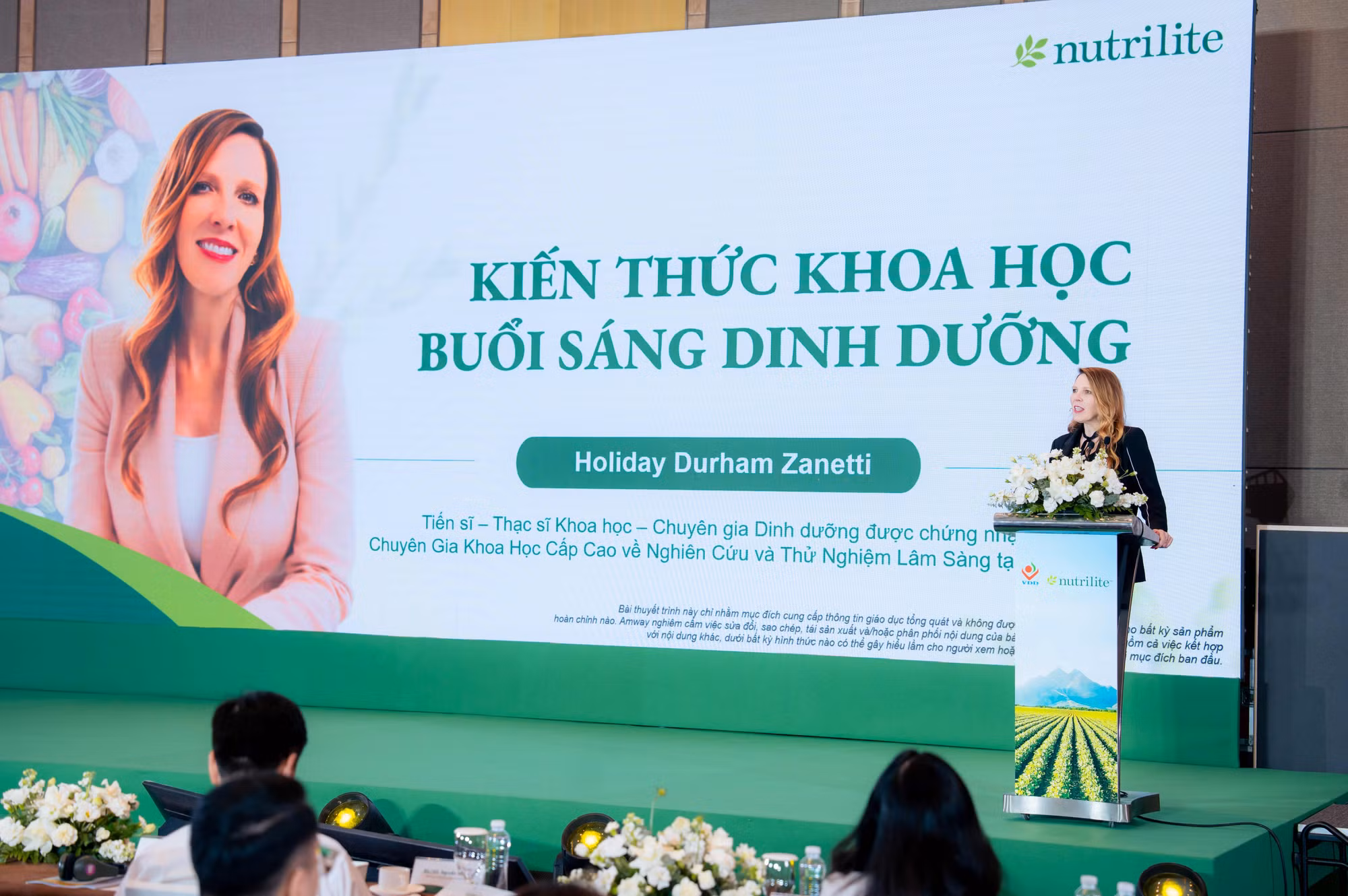 Tiến sĩ Holiday Dhuram Zanetti - Chuyên gia khoa học cấp cao về Nghiên Cứu và Thử Nghiệm Lâm Sàng - Viện Sức Khoẻ Nutrilite có phần tham luận tại hội thảo.