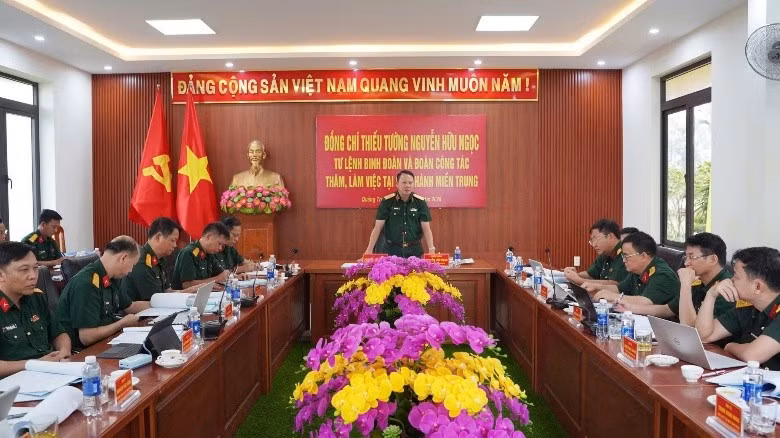 Thiếu tướng Nguyễn Hữu Ngọc - Tư lệnh Binh đoàn 12 phát biểu tại buổi làm việc.
