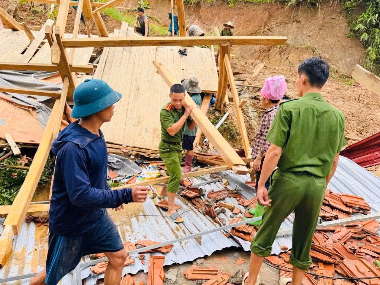 Lực lượng Công an hỗ trợ nhân dân di dời tài sản.