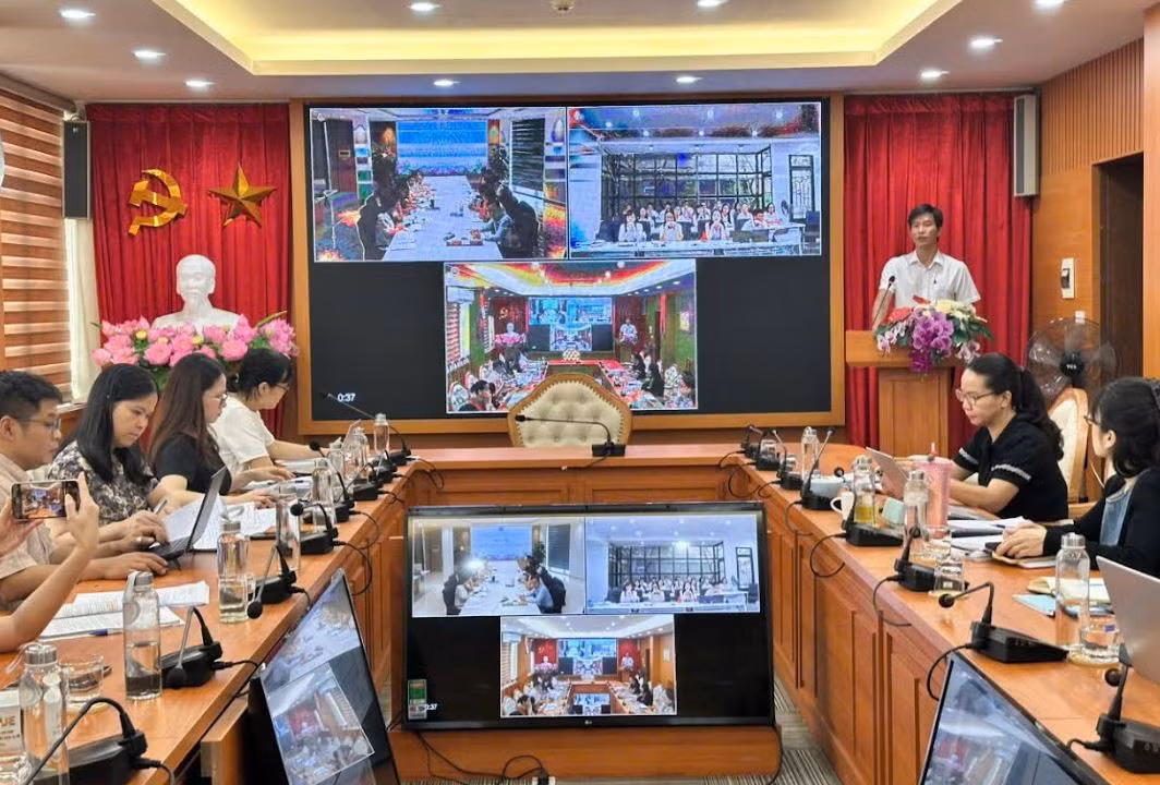 Buổi tập huấn được tổ chức theo hình thức trực tiếp kết hợp với trực tuyến.