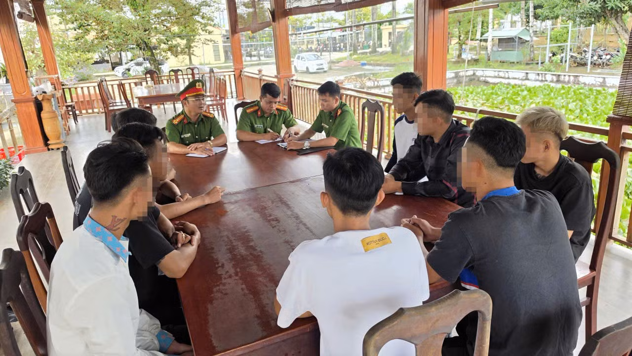 Công an xã Châu Thành mời nhóm thanh thiếu niên trên địa bàn làm việc, giáo dục, buộc cam kết không tái phạm.