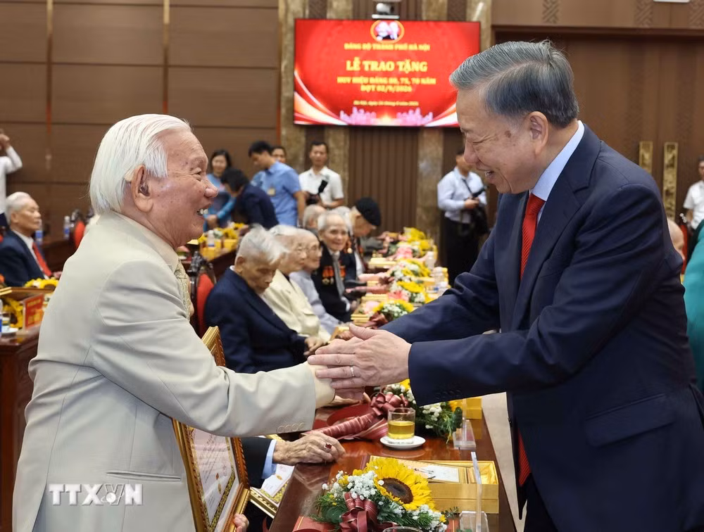 Tổng Bí thư, Chủ tịch nước Tô Lâm và các đảng viên lão thành nhận Huy hiệu Đảng.