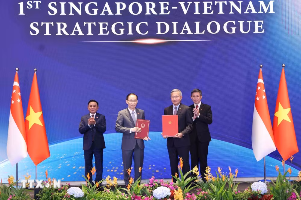 Ủy viên Bộ Chính trị, Bộ trưởng Ngoại giao Lê Hoài Trung và Bộ trưởng Ngoại giao Singapore Vivian Balakrishnan trao Tuyên bố chung về Chiến lược kết nối công nghệ Việt Nam-Singapore.