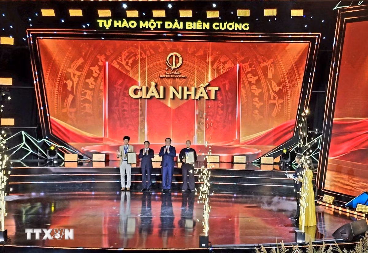 Trưởng ban Tuyên giáo Trung ương Trịnh Văn Quyết và Đại tướng Nguyễn Trọng Nghĩa, Chủ nhiệm Tổng cục Chính trị Quân đội Nhân dân Việt Nam trao Giải Nhất cho tác giả Triệu Văn Lịch (Ảnh đơn) và tác giả Giang Sơn Đông (Ảnh bộ).