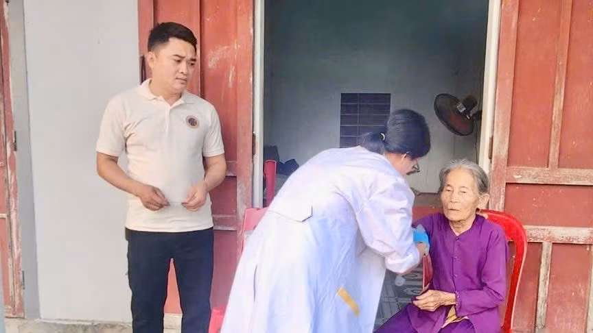 Cán bộ Công an lấy vân tay điện tử đối với bà Đỗ Thị Chúc Cán bộ y tế lấy mẫu máu của bà Nguyễn Thị Xú để xét nghiệm ADN, tìm lại tên cho liệt sĩ.