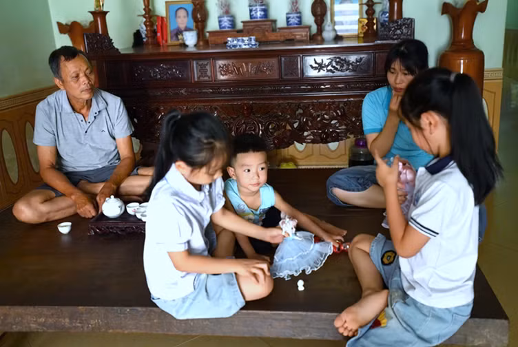 Gia đình ông bà nội cùng 2 cô chị nhỏ đều bên cạnh sát cánh cùng bé Gia Huy