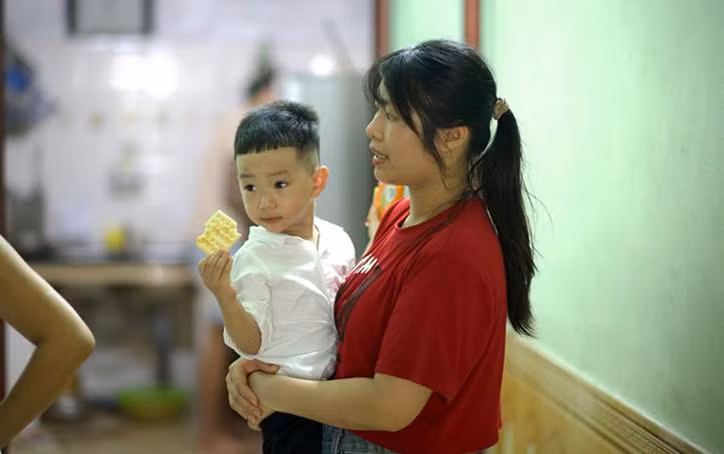 Gia Huy (2 tuổi, Hưng Yên) và mẹ của bé – chị Lưu Thị Thu Hà (30 tuổi).