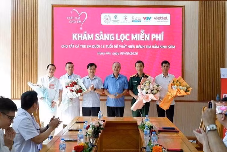 Các bác sĩ đến từ tuyến đầu tại Bệnh viện Đại học Y Hà Nội, Bệnh viện E, Bệnh viện Đa khoa tỉnh Hưng Yên và Bệnh viện Kusumi Ecopark có mặt từ sáng sớm.