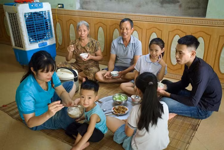 Bữa cơm giản dị dành của 7 thành viên trong căn nhà nhỏ tại Hưng Yên.