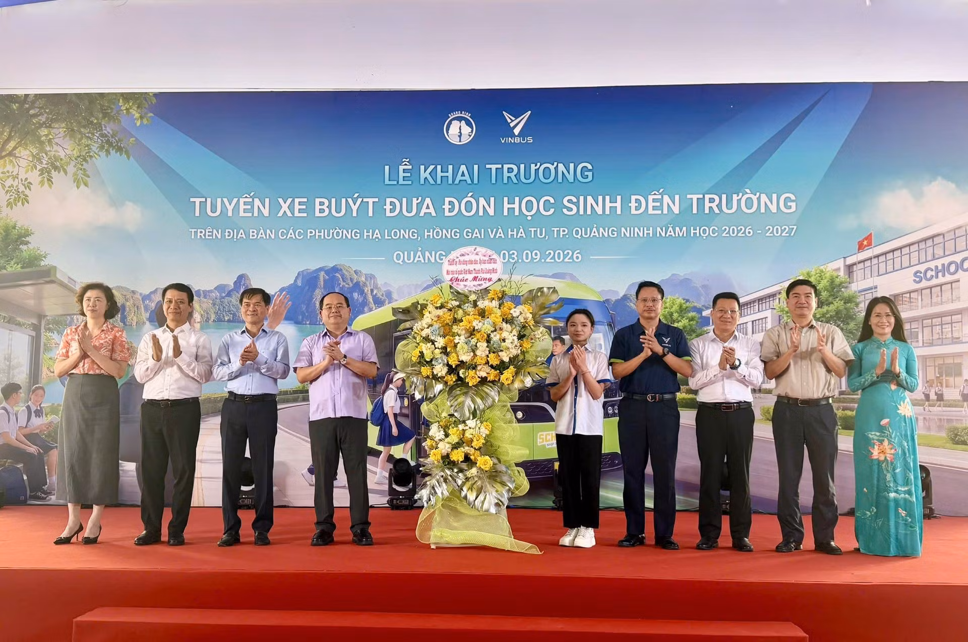 Lễ khai trương dịch vụ xe buýt điện miễn phí đưa đón học sinh đến trường tại Quảng Ninh, với sự tham dự của lãnh đạo thành phố, đại diện VinBus, Ban Giám hiệu cùng đông đảo phụ huynh và học sinh.
