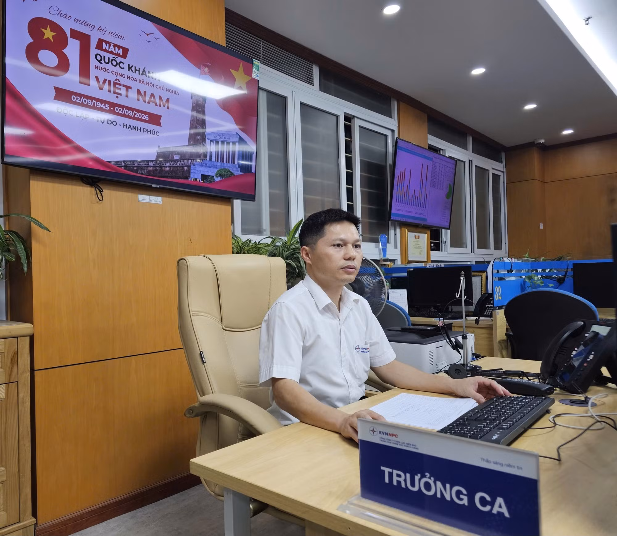 Anh Phạm Hồng Quân, Trưởng ca Trung tâm Chăm sóc khách hàng cùng đồng nghiệp duy trì trực 24/7, sẵn sàng tiếp nhận và hỗ trợ khách hàng trong dịp Quốc khánh 2/9.