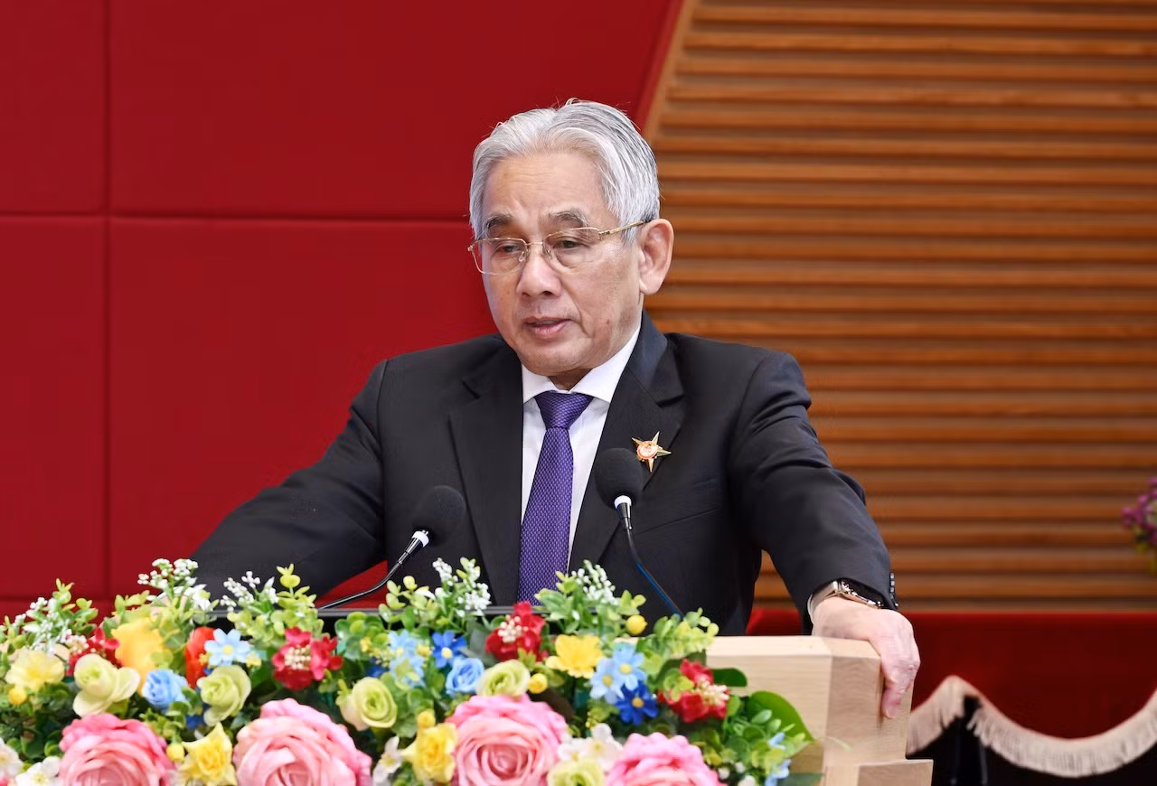 Nhà giáo ưu tú, Phó giáo sư, Tiến sĩ Lương Minh Cừ, Bí thư Đảng ủy, Hiệu trưởng Trường Đại học Cửu Long phát biểu chào mừng hội thảo.