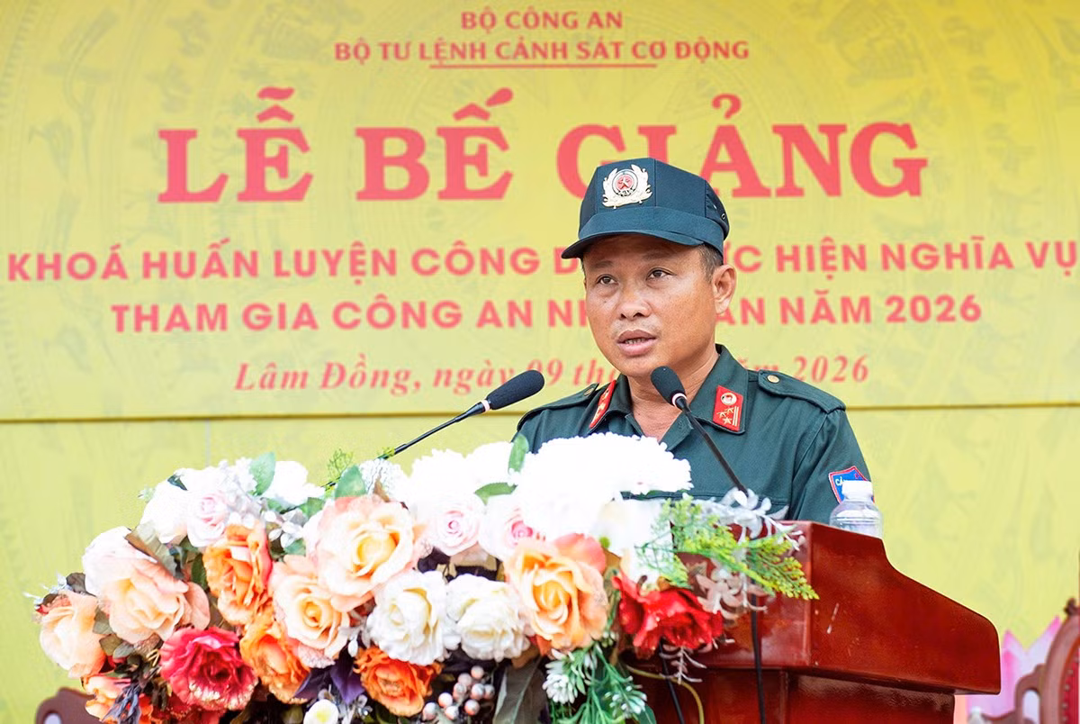 Thượng tá Dương Văn Thế - Phó Trung đoàn trưởng báo cáo kết quả huấn luyện của chiến sĩ mới.