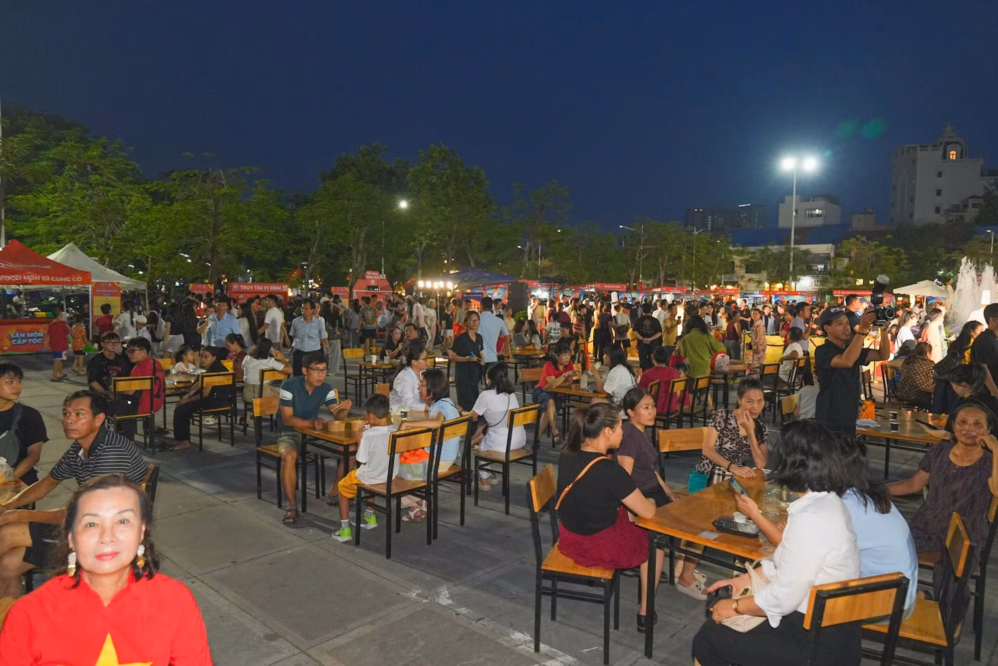 Đông đảo người dân và du khách tham gia đêm khai mạc.