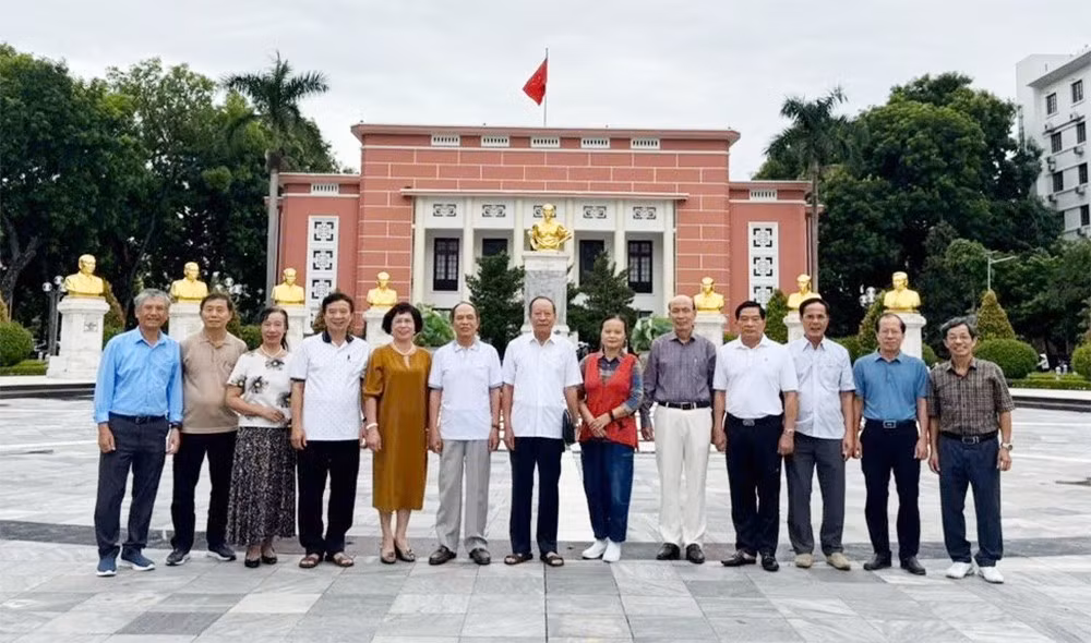Ban Tổ chức kỷ niệm 50 năm Hội Khóa D8 chụp ảnh trước tượng đài Chủ tịch Hồ Chí Minh tại Học viện ANND.